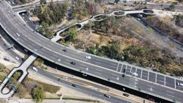 La calzada flotante une la primera y segunda sección del Bosque de Chapultepec