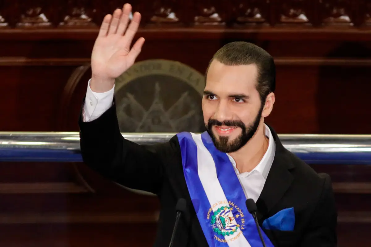 El presidente de El Salvador, Nayib Bukele, hace un gesto mientras pronuncia un discurso para conmemorar su cuarto año en el cargo, en San Salvador, El Salvador, el 1 de junio de 2023.