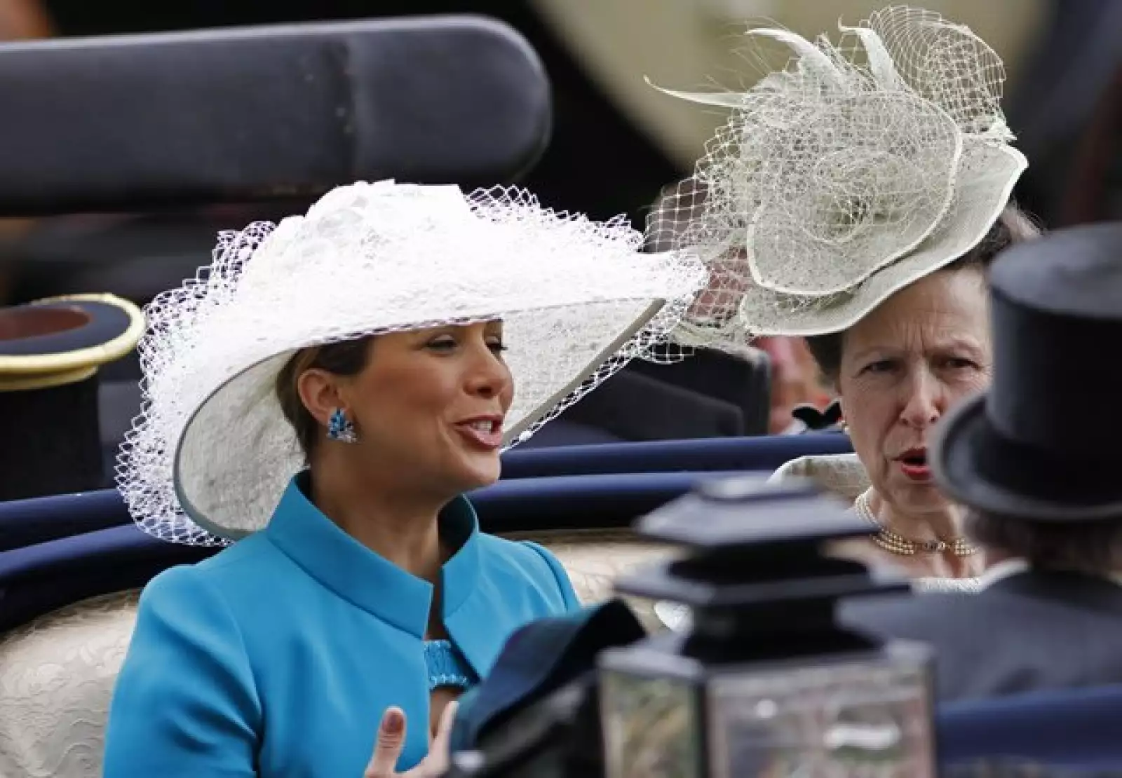 La princesa Haya de Jordania lució un tocado en blanco con encaje, al igual que la hermana de la reina, la princesa Ana de Inglaterra.