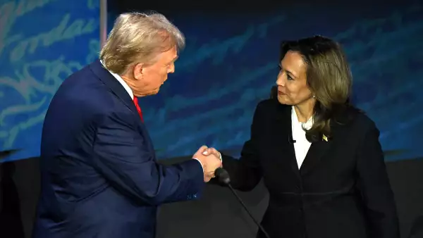 Kamala Harris, una mujer negra de 59 años  y Donald Trump, un hombre blanco de 78 se dan la mano durante el debate del pasado martes.