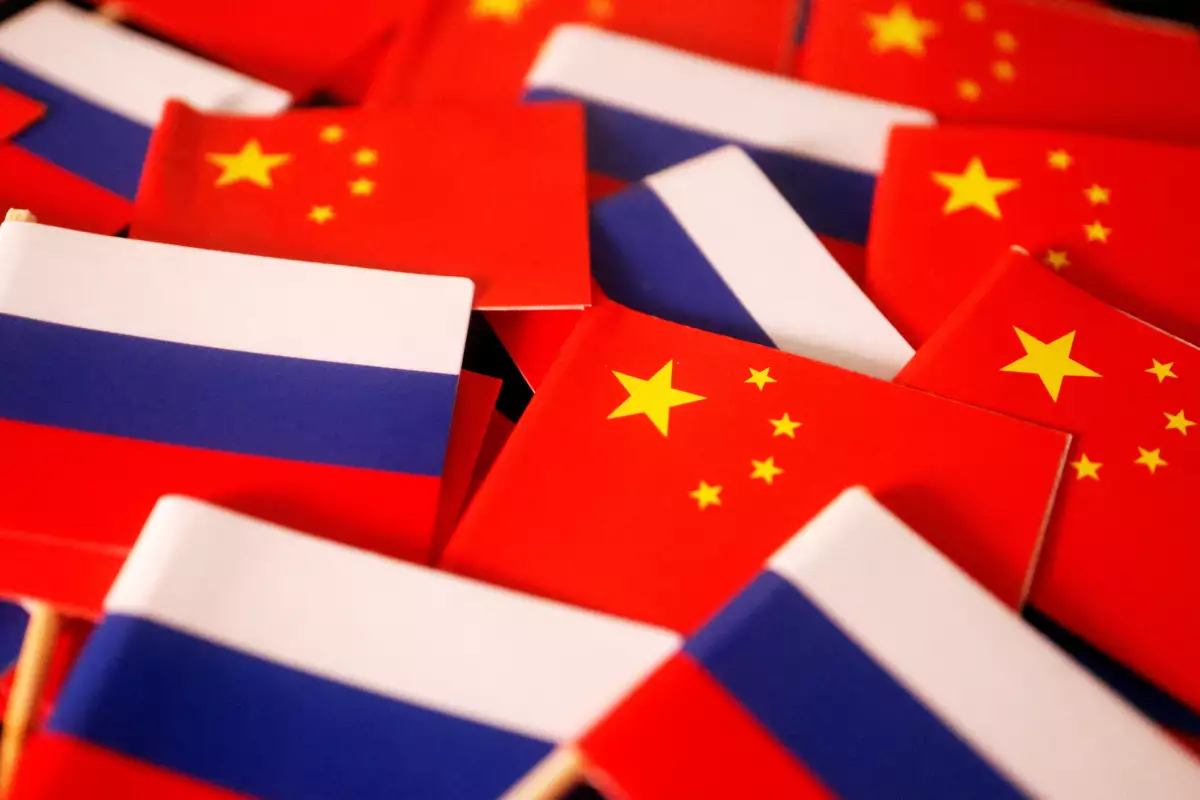 Las banderas de China y Rusia se muestran en esta imagen ilustrativa tomada el 24 de marzo de 2022.