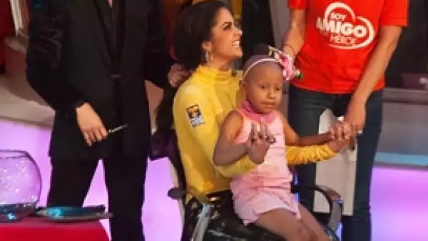 La cantante y actriz mexicana donó 25 centímetros para la realización de una peluca oncológica en beneficio de Andrea, una niña que padece cáncer y que estuvo presente en el Teletón.