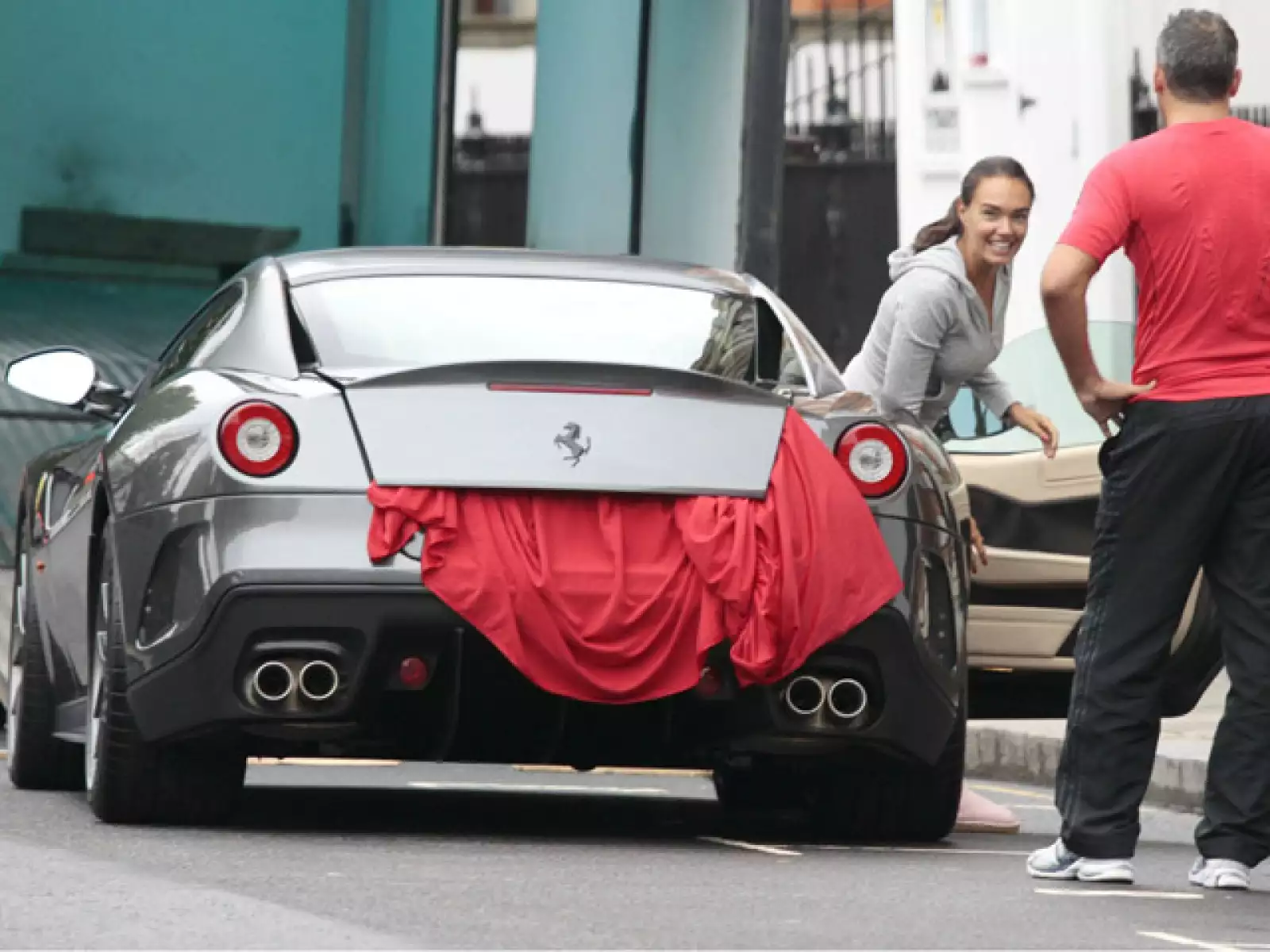 Parecía niña con juguete nuevo en las calles de Londres. Y es que un Ferrari no es cualquier auto...