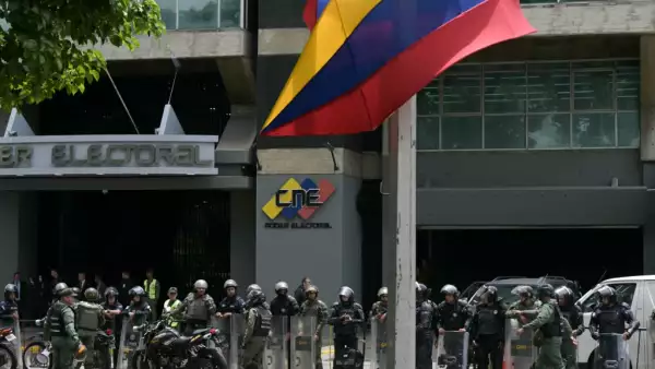 Los miembros de las fuerzas de seguridad están de guardia frente a una de las sedes del Consejo Nacional Electoral (CNE) en Caracas el 29 de julio de 2024, un día después de las elecciones presidenciales venezolanas. El presidente Nicolás Maduro fue declarado ganador de las elecciones presidenciales de Venezuela, pero la oposición y los vecinos regionales clave rechazaron inmediatamente los resultados oficiales.
