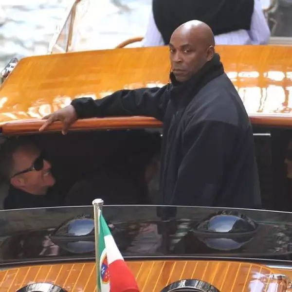 Luego, François-Henri y Salma partieron muy felices, custodiados por su cuerpo de seguridad.