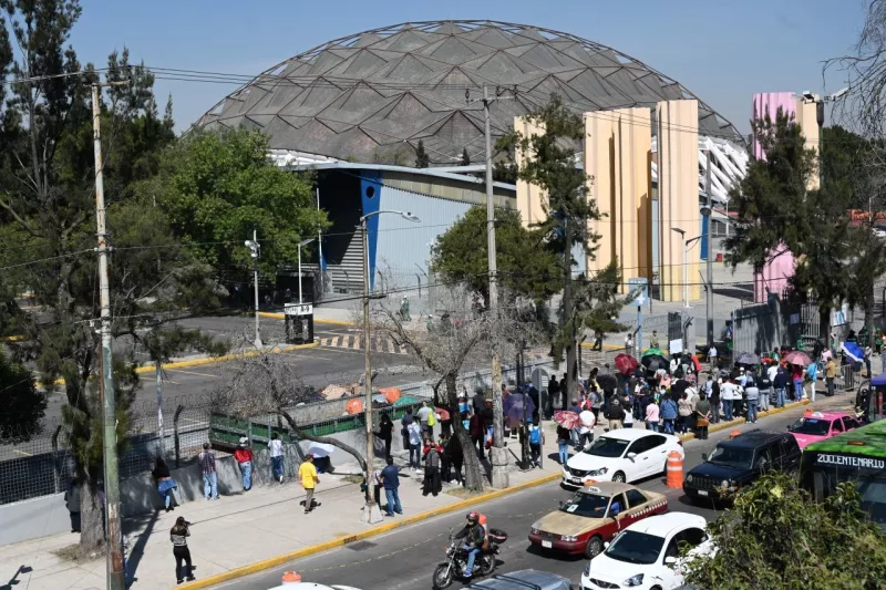 Segunda dosis de la vacuna COVID a personas de 18 a 29 años en Iztacalco y Tlalpan (Foto del exterior del Palacio de los Deportes)