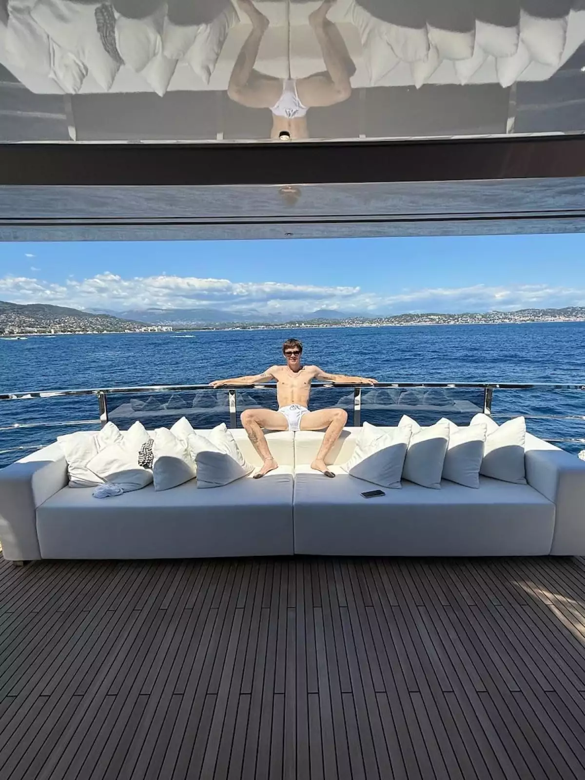 Cruz Beckham en speedo blanco de Prada