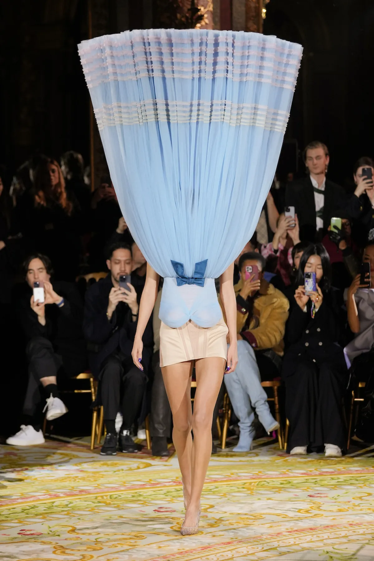 Viktor & Rolf : Runway - Paris Fashion Week - Haute Couture Spring Summer 2023