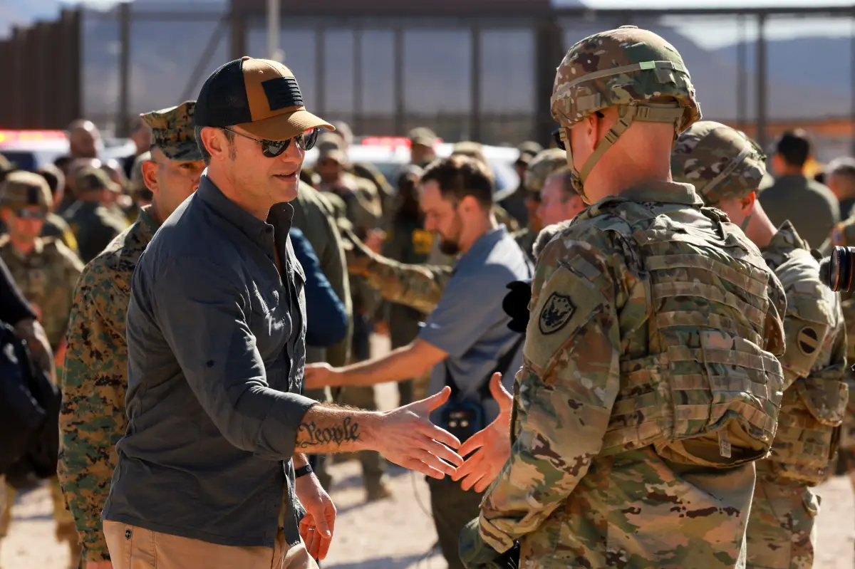 El Secretario de Defensa de los Estados Unidos, Pete Hegseth, se reúne con personal militar mientras visita la zona fronteriza en Sunland Park, Nuevo México, el 3 de febrero de 2025.