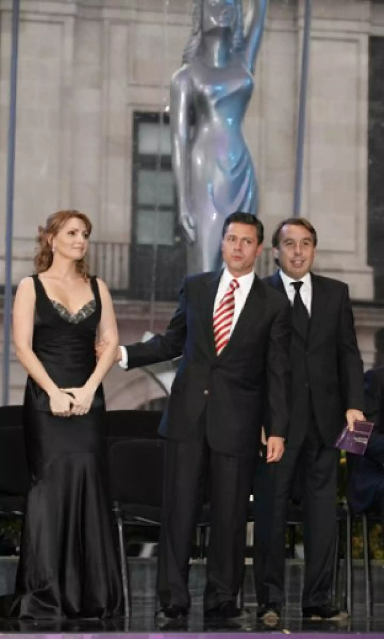 Este año, Angélica Rivera se sumó como vocera de la campaña Mexicanas Mujeres de Valor, lo que durante la ceremonia fue celebrado por su novio, el gobernador del Estado de México, Enrique Peña Nieto.