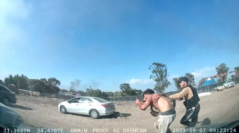 Una captura de un video de UGC publicado en el canal de Telegram "South First Responders" el 9 de octubre de 2023, muestra a un militante palestino armado liderando a un hombre durante el festival de música Supernova, cerca de Kibbutz Reim en el desierto de Negev en el sur de Israel el 7 de octubre. Los pistoleros de Hamas mataron a alrededor de 250 personas que asistieron a un festival rave al aire libre en una comunidad israelí cerca de Gaza el fin de semana, dijo el lunes un voluntario que ayudó a recoger los cuerpos.