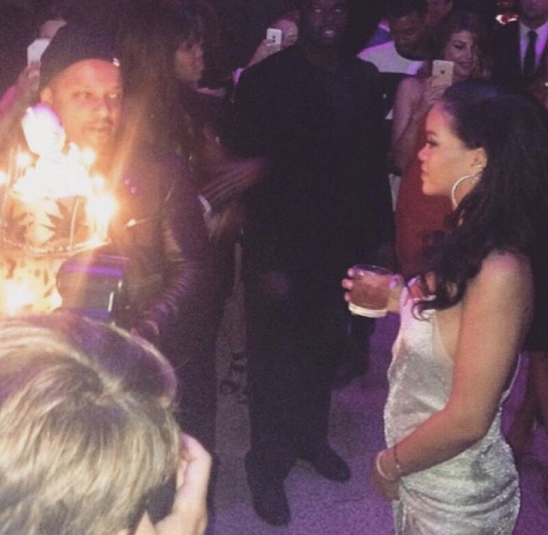 Rihanna lució un brillante pero sencillo vestido largo con cristales para la noche de su cumpleaños este fin de semana en Los Ángeles.