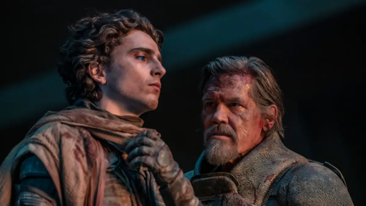 Fotograma de la película Dune 2, en la que se ve a Zendaya y Timothée Chalamet besándose frente al desierto.
