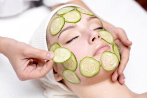 Dependiendo de los ingredientes que contenga tu mascarilla, puede ayudar a tu rostro a combatir ya sean granitos, arrugas, resequedad o cualquier malestar por el que pueda estar pasando tu piel.