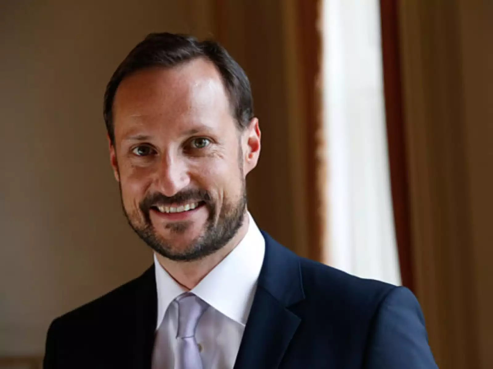 El Príncipe Haakon de Noruega es el heredero al trono de su país, hijo del Rey Harald.