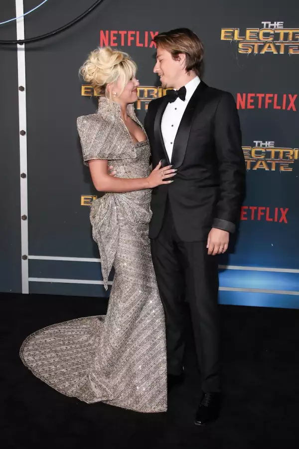 La actriz británica Millie Bobby Brown con el pelo rubio