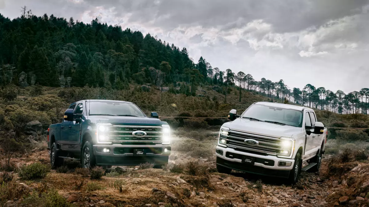 Imagen de las dos nuevas versiones de la camioneta Ford Super Duty 2023
