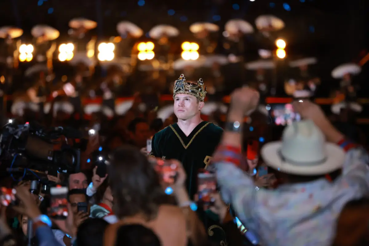 Foto de la entrada de Saúl El Canelo Álvarez al estadio Akron, en la pelea del 6 de mayo de 2023 .