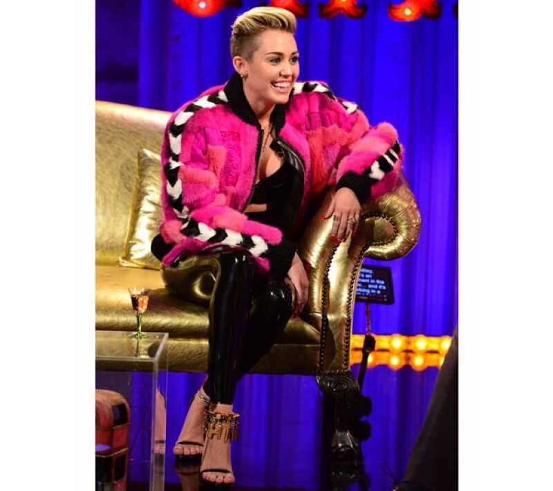 El conductor la cuestionó sobre la noche de los MTV Awards y sobre su nuevo sencillo `Wrecking Ball´. Ella se veía feliz.