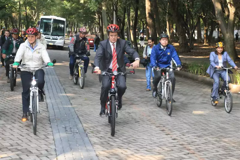 Marcelo Ebrard, en el programa de gobierno, Muévete en bici