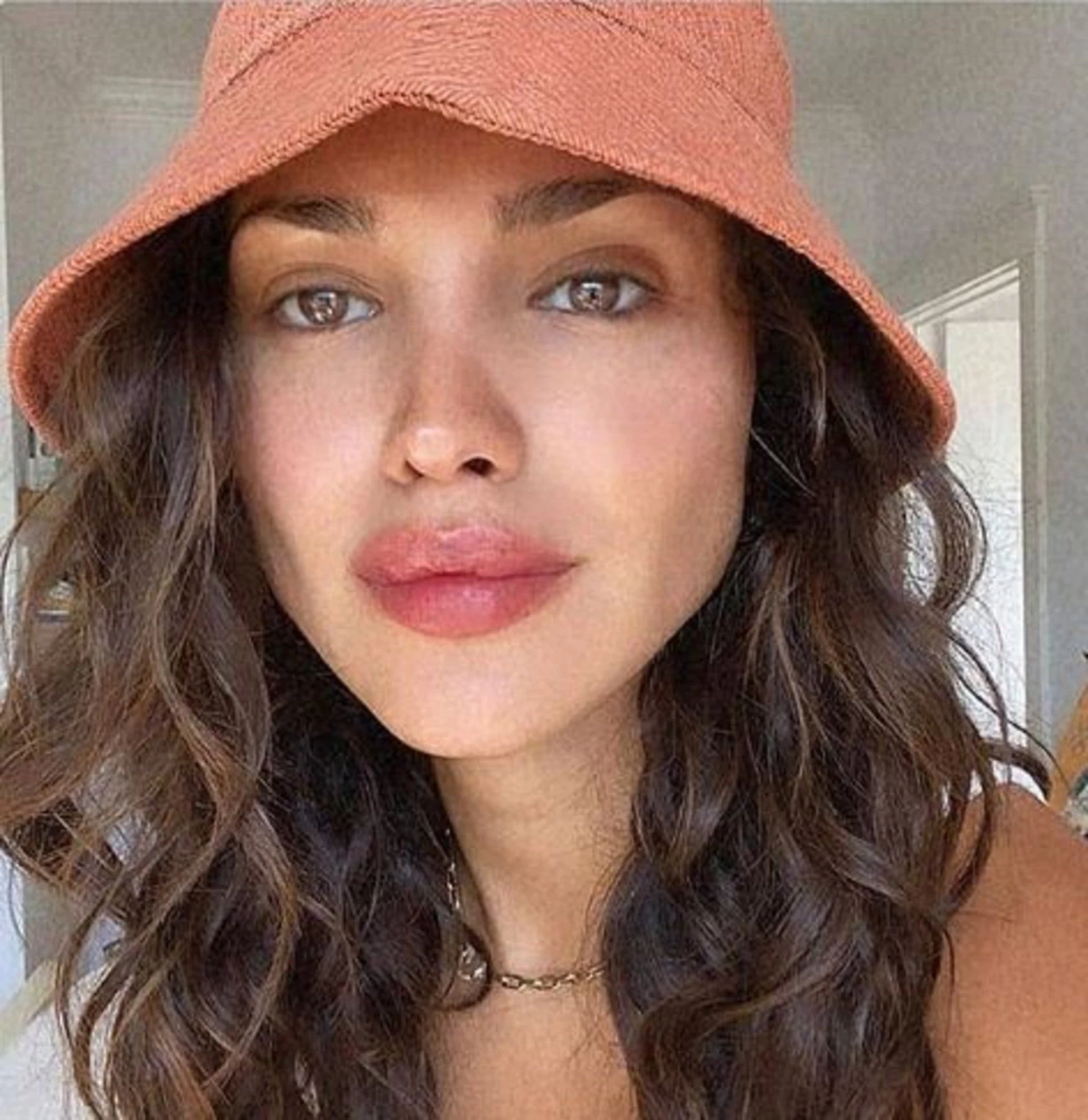 Eiza Gonzalez Publica Foto Con Labios Inyectados Y La Borra Despues De Recibir Criticas