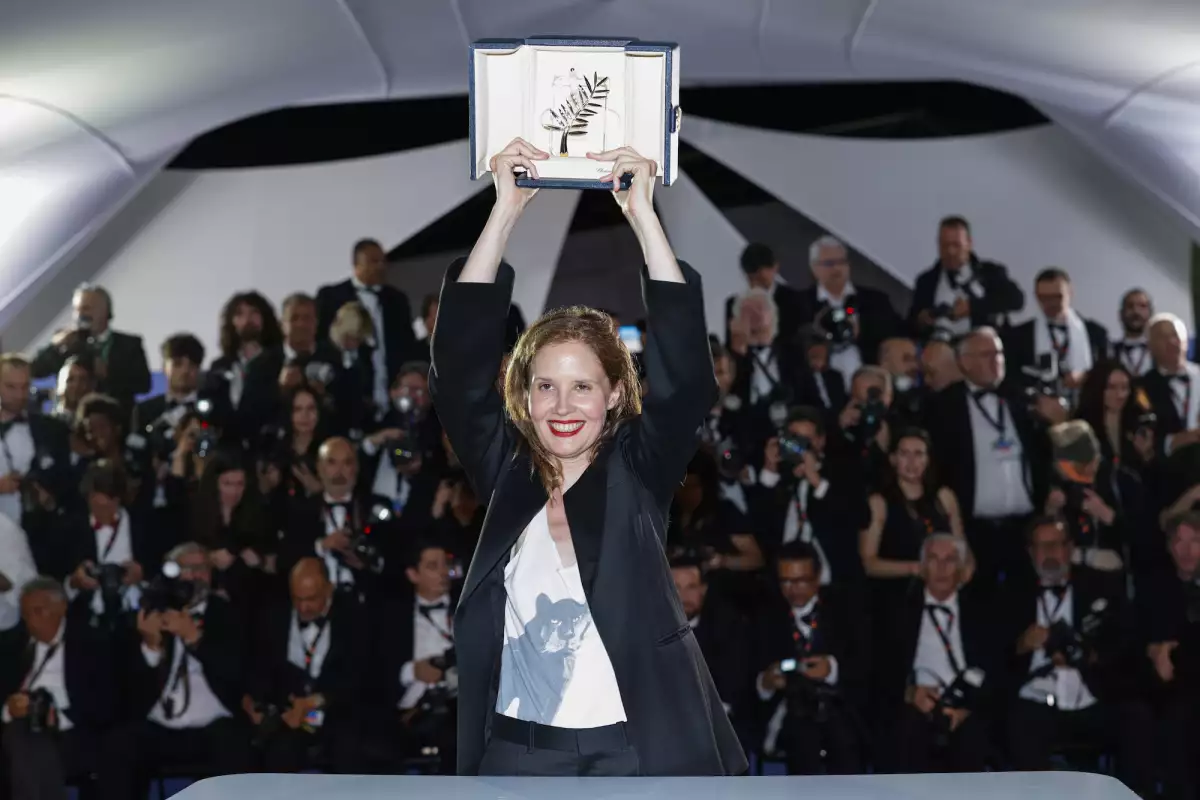  Justine Triet con la Palma de Oro de Cannes. 