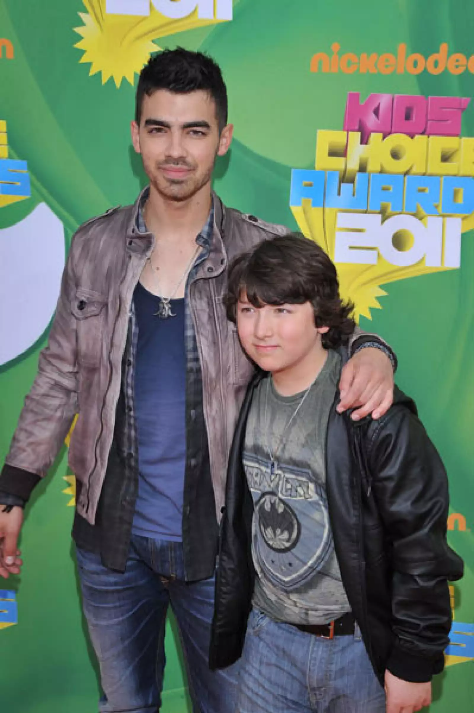 Joe Jonas y su hermano Frankie Jonas.