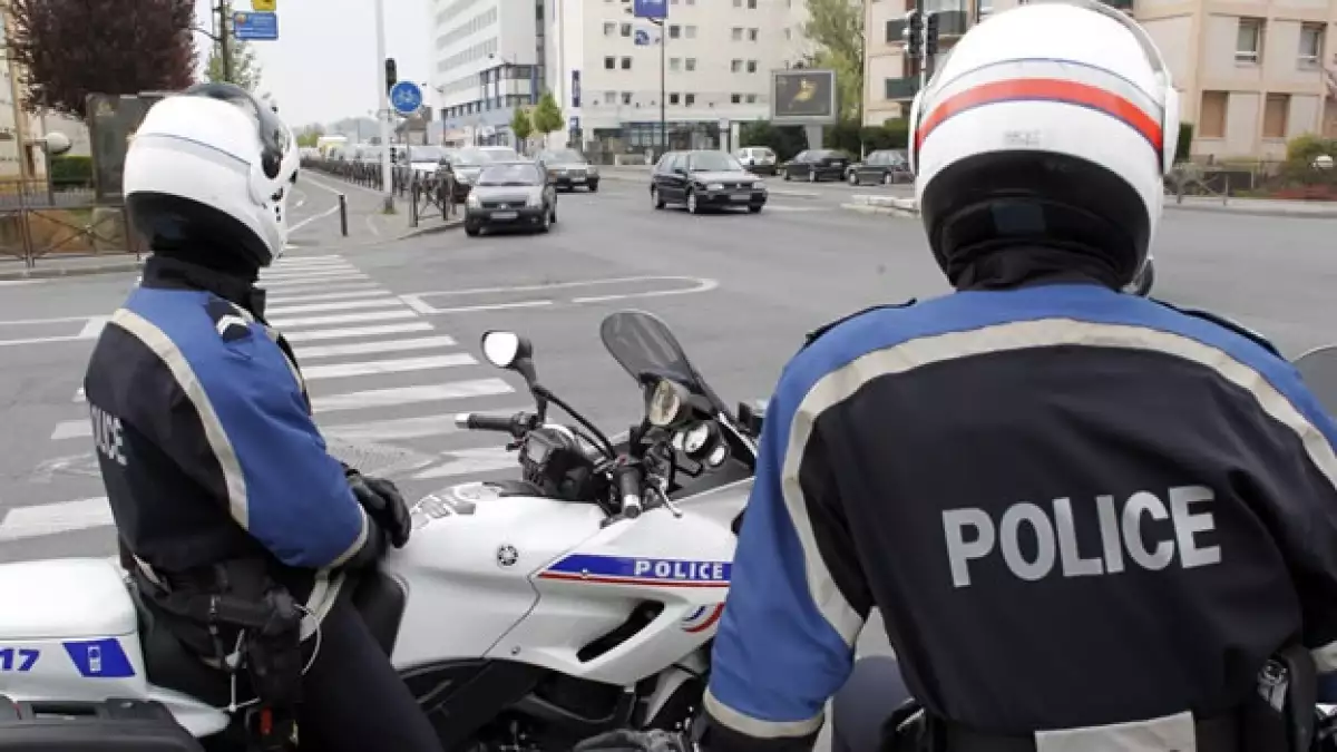 policias vigilan suburbios de París