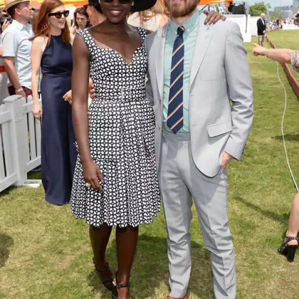 Lupita Nyong´o y el actor Aaron Paul.