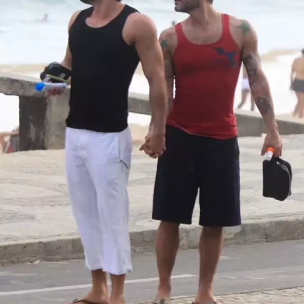 Harry es una estrella de porno que comenzó su carrera en España, actualmente vive en Reino Unido.