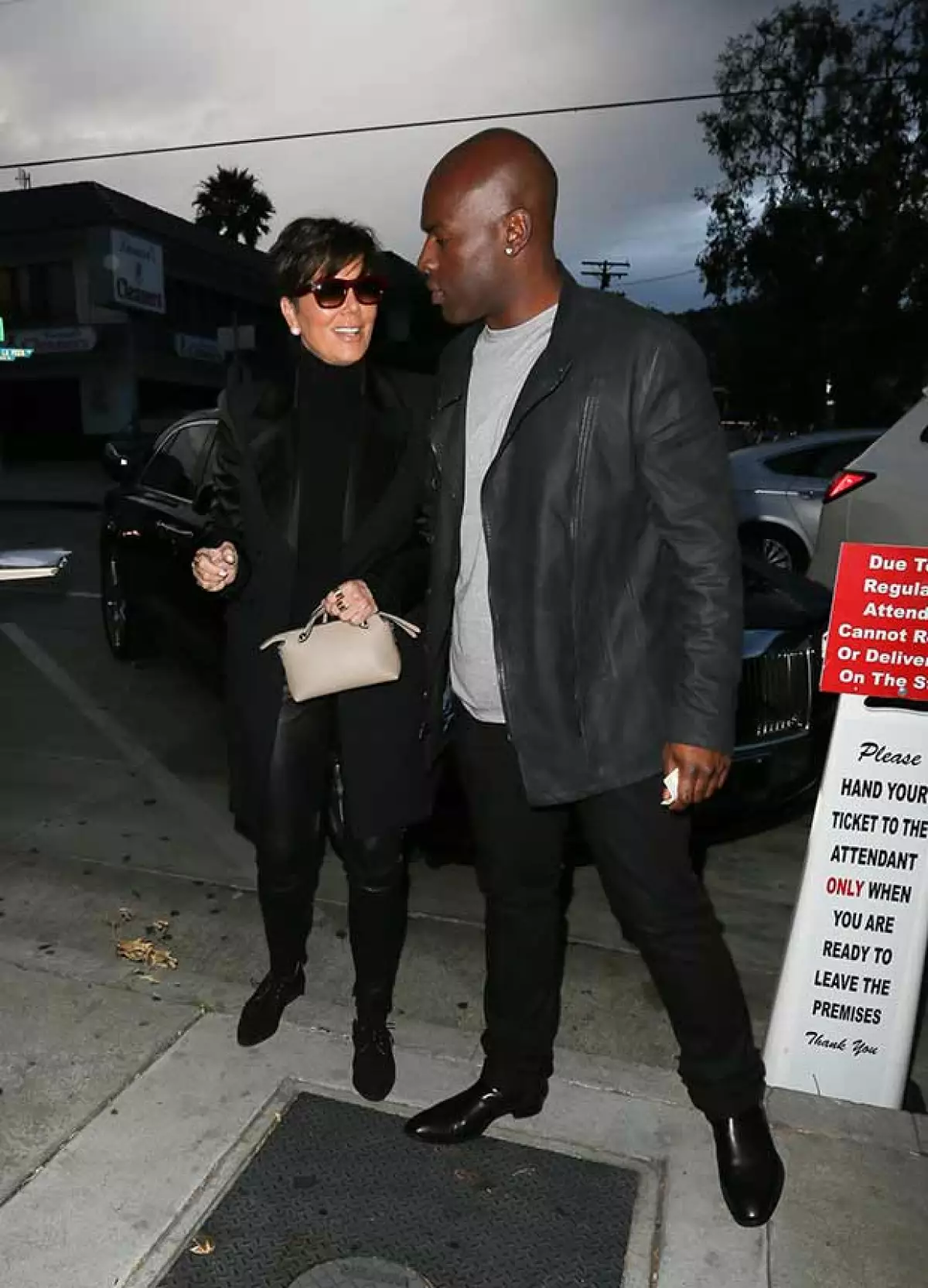 La pareja optó por abrigadores outfits pese a que se trataba de una cálida tarde.