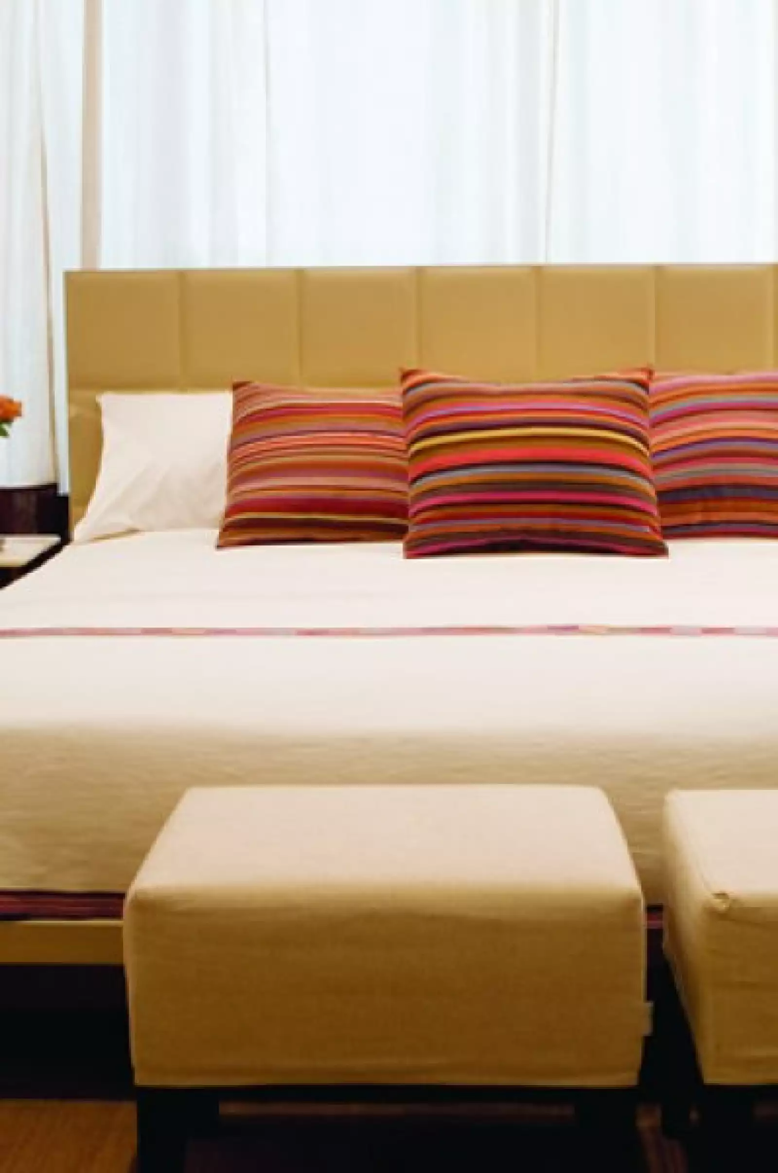 ETNO-CONTEMPORÁNEO Cojines de colores, Antonia, 690 pesos c/u. Taburete desvestible, Artefacto, 2,390 pesos. Coordinado y pie de cama, Grecas y Zinacantan, 7,780 pesos.