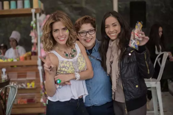 La representante Danna Vázquez y la actriz Claudia Cervantes se tomaron una foto con la festejada.