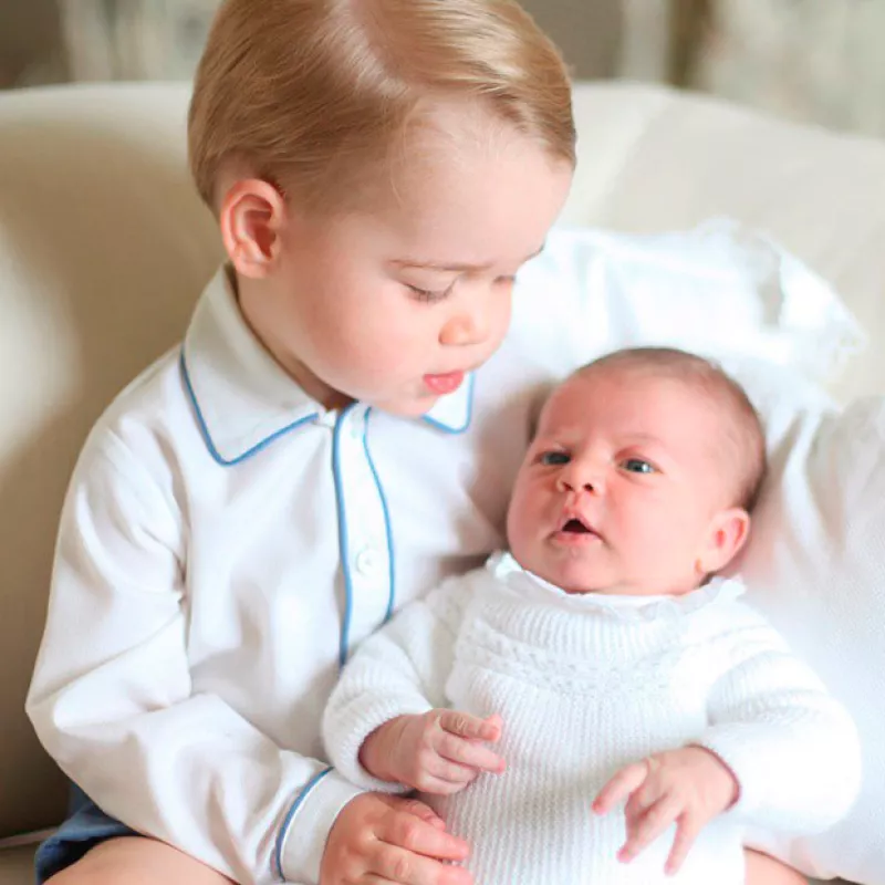 A un mes y cuatro días del nacimiento del segundo bebé de los duques de Cambridge, el Palacio Real publicó las primeras imágenes en la que aparecen el príncipe y la princesa de Reino Unido.