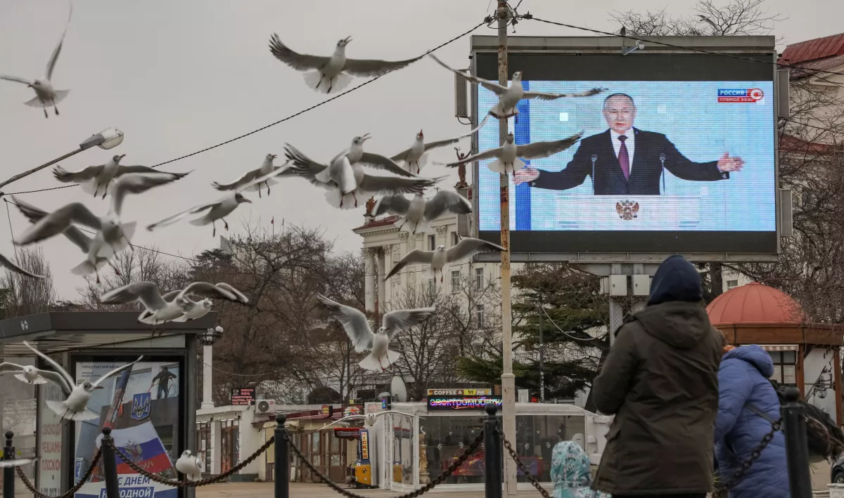 Se ve al presidente de Rusia, Vladimir Putin, en una pantalla durante su discurso anual a la Asamblea Federeal en Sevastopol, Crimea. 