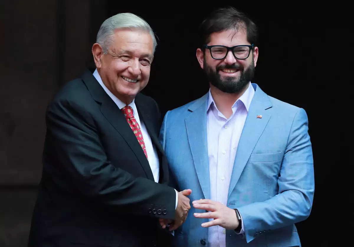El presidente de México, Andrés Manuel López Obrador, y el presidente de Chile, Gabriel Boric, se dan la mano en el Palacio Nacional en Ciudad de México, México. 