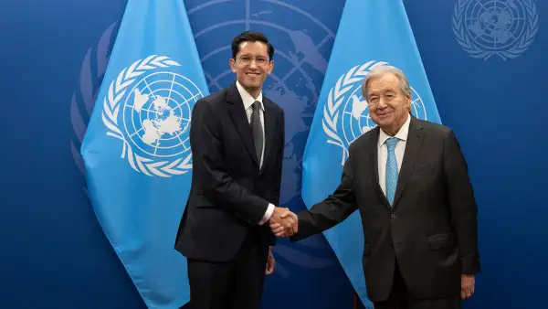 El secretario de Relaciones Exteriores, Roberto Velasco, saluda al secretario general de la ONU, António Guterres, en Nueva York.