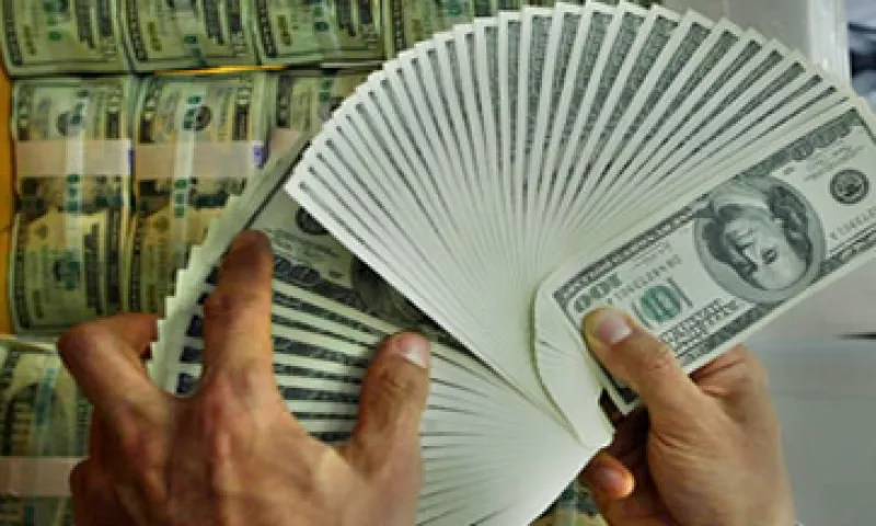 Los expertos creen que el tipo de cambio podría romper la barrera psicológica de los 13 pesos por dólar. (Foto: AP)