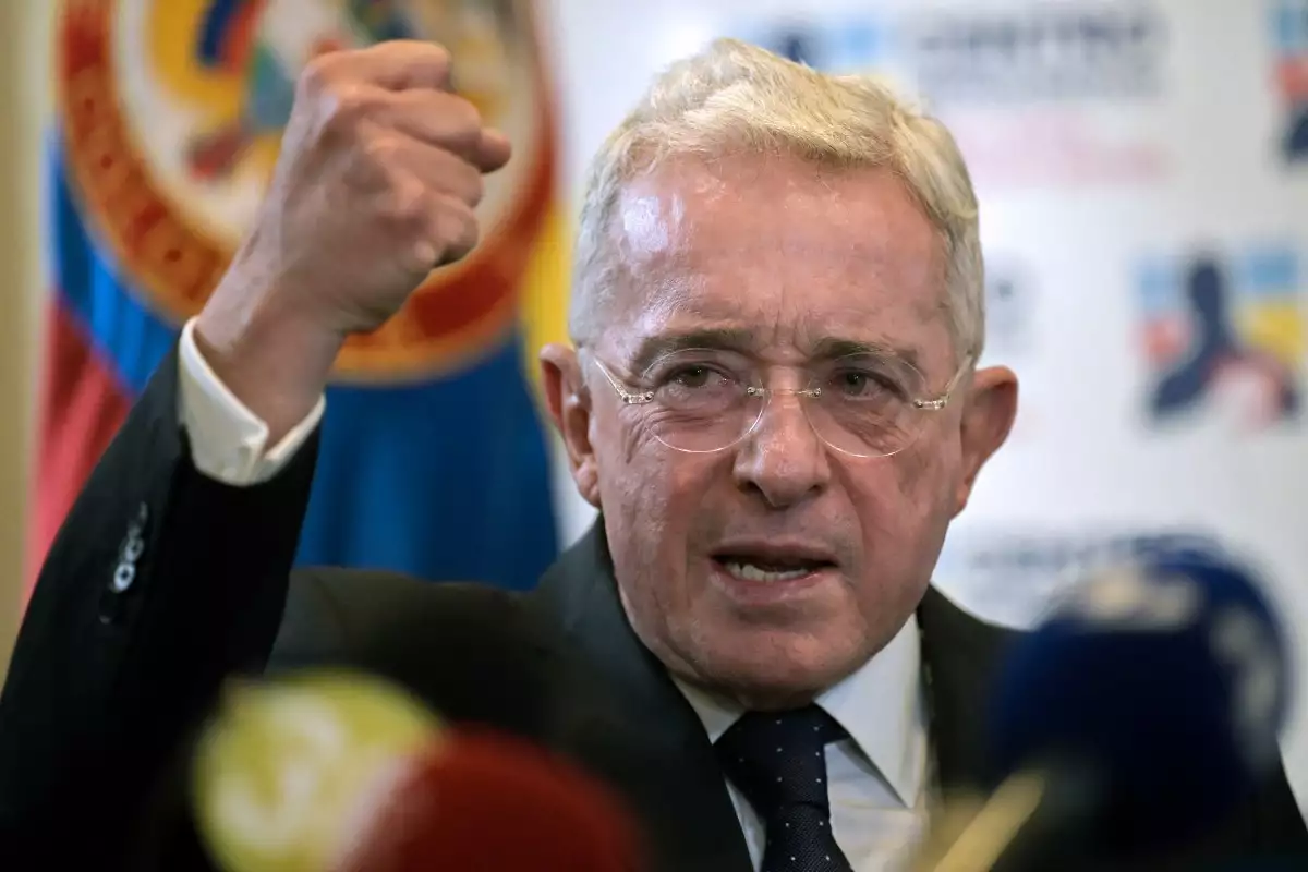 El expresidente colombiano (20022010) Álvaro Uribe hace gestos mientras habla durante una conferencia de prensa después de testificar sobre una masacre de 1997 en la Oficina del Fiscal General en Bogotá, el 27 de noviembre de 2023.