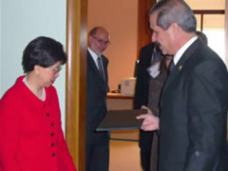 El titular de la SSA hace entrega del informe sobre el virus AH1N1 a la directora de la Organización Mundial de la Salud (OMS), Margaret Chan.  (Foto: Notimex)