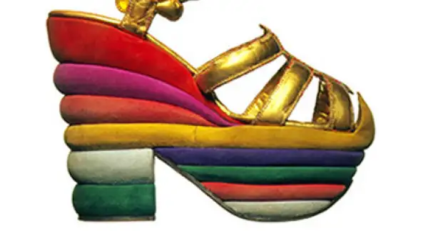 En un esfuerzo por conjugar la calidad artesanal y el concepto del diseño,  el italiano Salvatore Ferragamo fue un mago del zapato. A los nueve años diseñó su primer par para años más tarde hacer grandes aportaciones al mundo de la moda como la invención del tacón aguja y el tacón de puente.