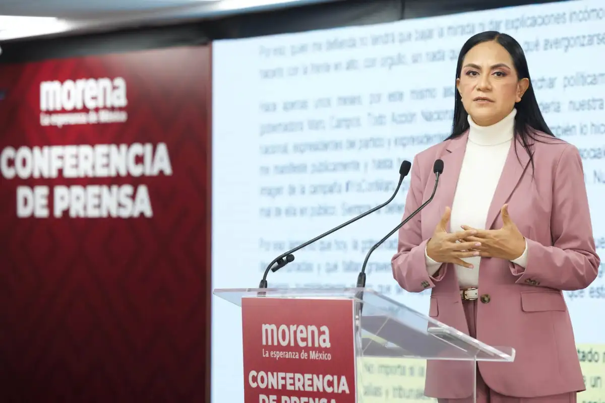 ariadna montiel hablando en conferencia de prensa de Morena.