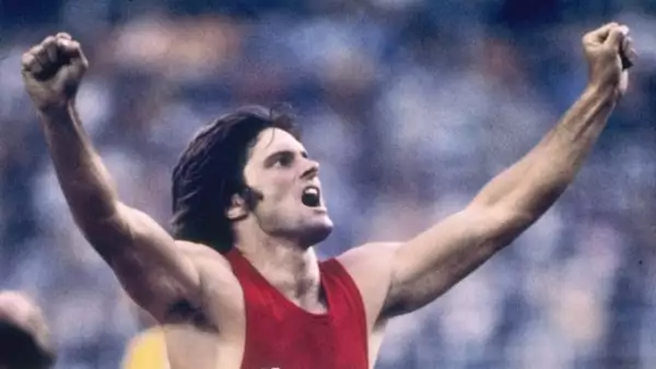Bruce Jenner de los Estados Unidos celebra durante su rendimiento récord en el decatlón en los Juegos Olímpicos de Verano de 1976 en Montreal, Canadá