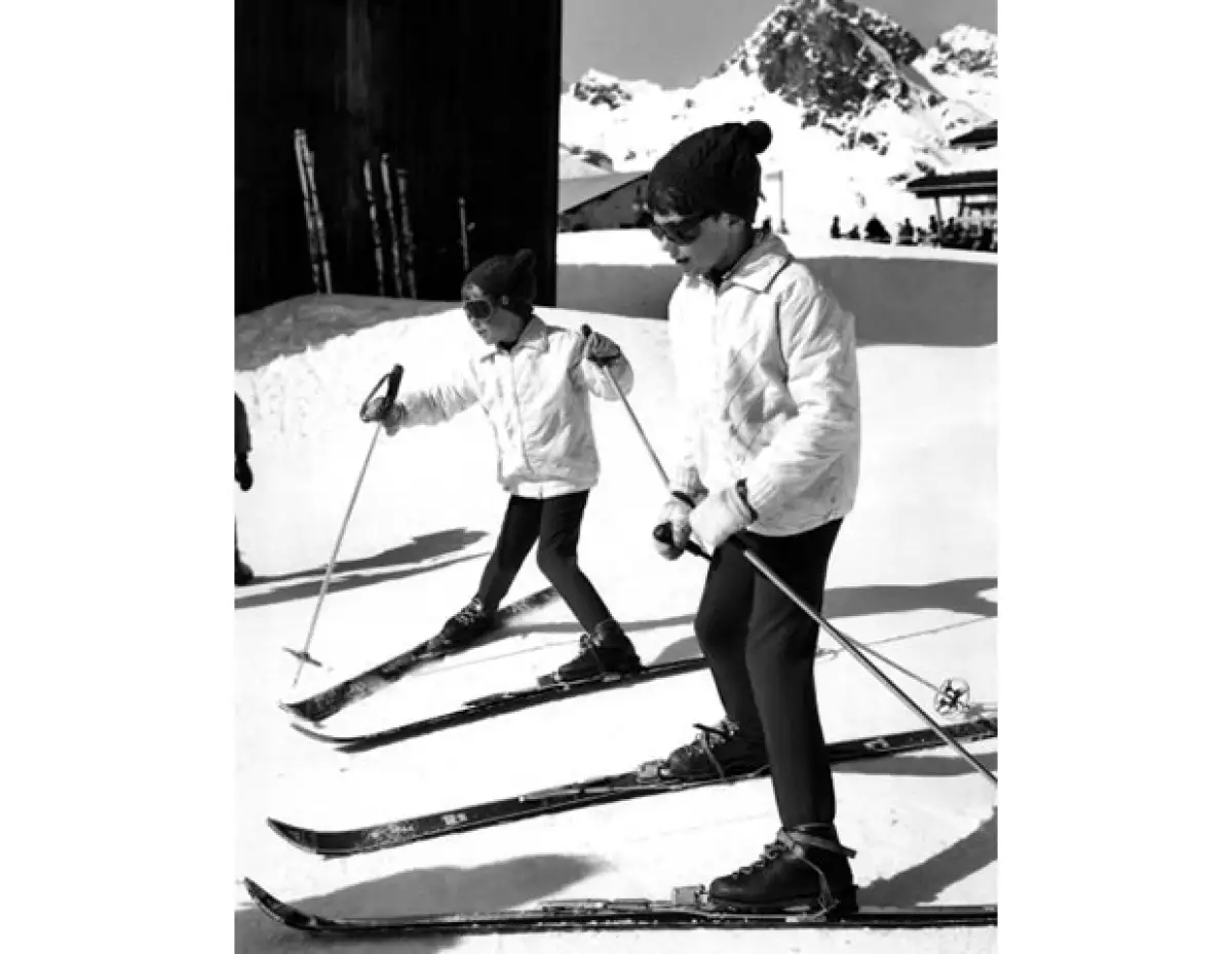 Como buen royal, Hubertus aprendió a esquiar desde pequeño. Aquí con su hermano mayor.