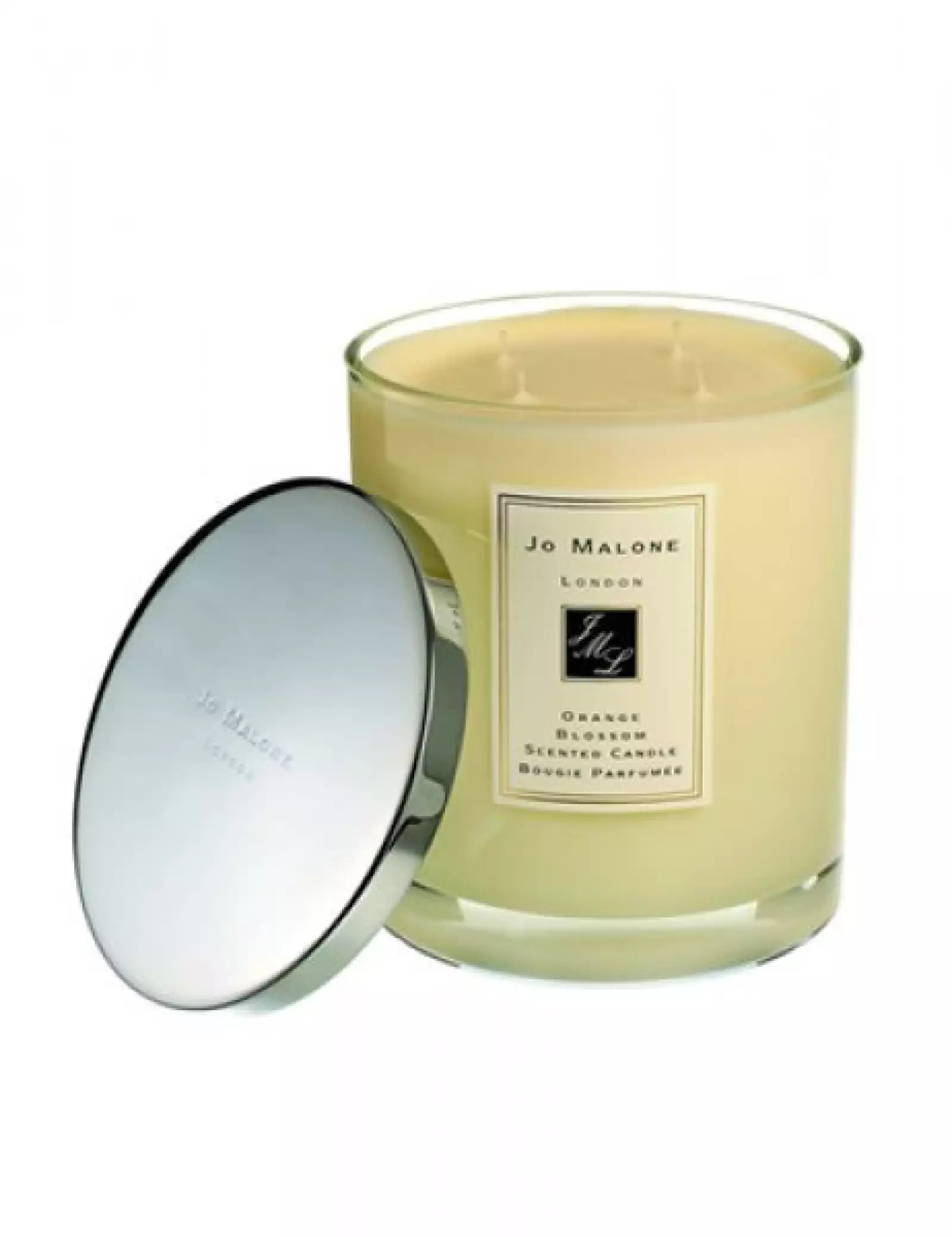 JO MALONE. En vaso de cristal, con tapa niquelada para apgar y conservar la vela, y con aroma a naranjo en flor. 5,500 pesos. De venta en Saks Fifth Avenue.