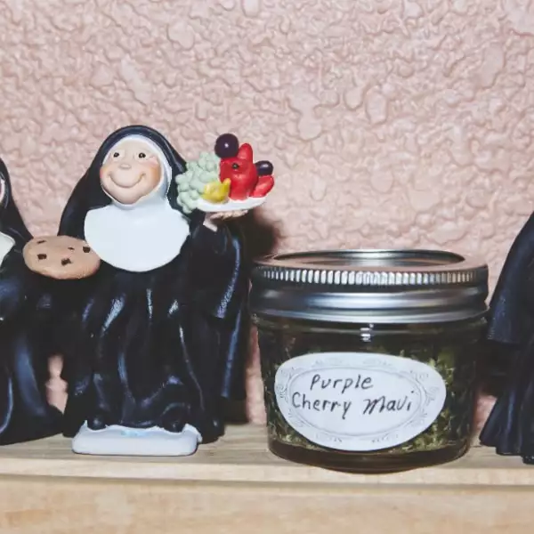 El fotógrafo Shaughn Crawford dijo que en la casa de las hermanas existía una combinación de artículos religiosos con chucherías alusivas al cannabis.