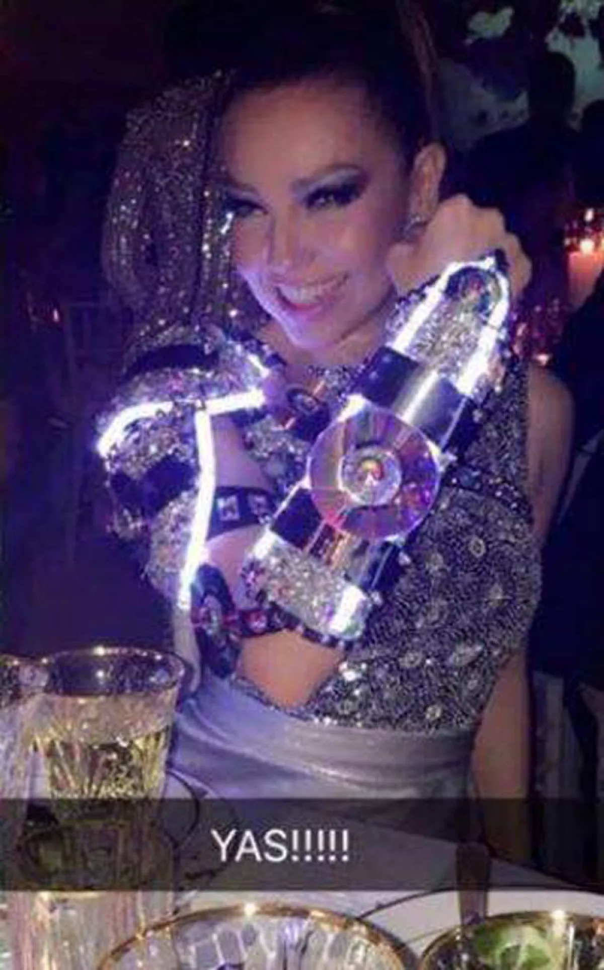 El vestido de Thalía se encendía en el detalle de la armadura.