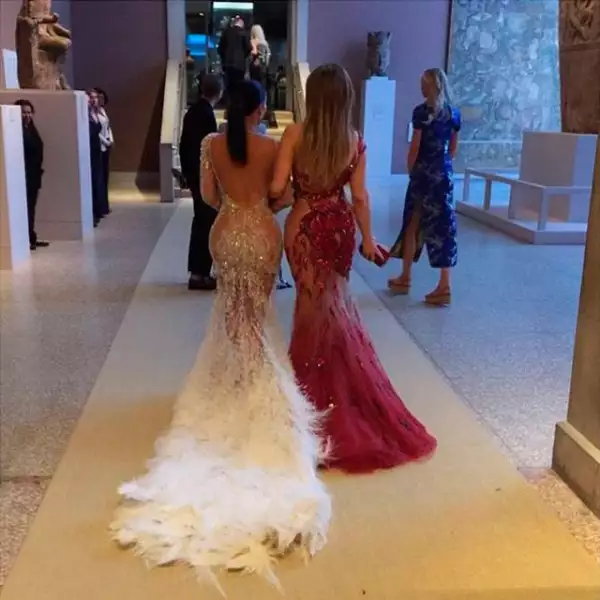Kanye West capturó esta imagen de su esposa Kim Kardashian caminando junto a la también voluptuosa Jennifer Lopez.