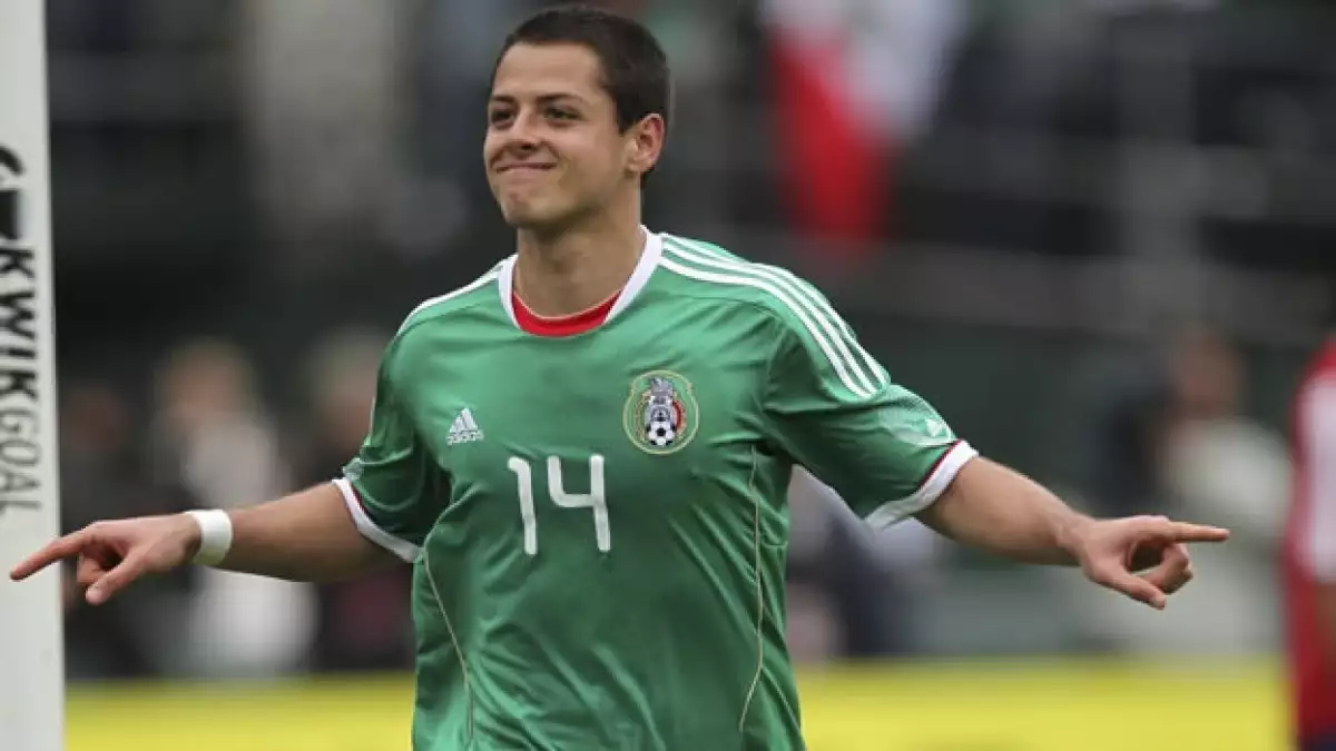 Javier Hernández anota gol contra Paraguay