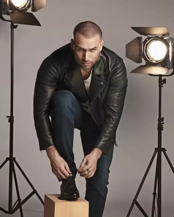 Chamarra de piel de Pal Zileri, T-Shirt de John Varratos, Jeans de Diesel, Zapatos de Louis Vuitton.